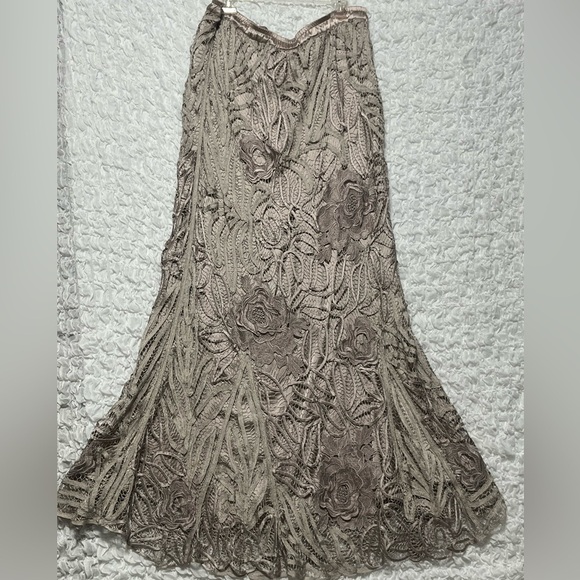 SOULMATES SKIRT SET, WOMENS SILK BLEND TAUPE EMBROIDERED,CUT OUT SIZE XL. - Picture 9 of 11
